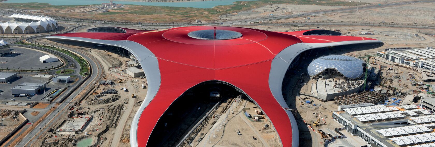 ConceptWall 86 Facciate continue - Race track Ferrari World Abu Dhabi situato in Abu Dhabi, Emirati Arabi Uniti