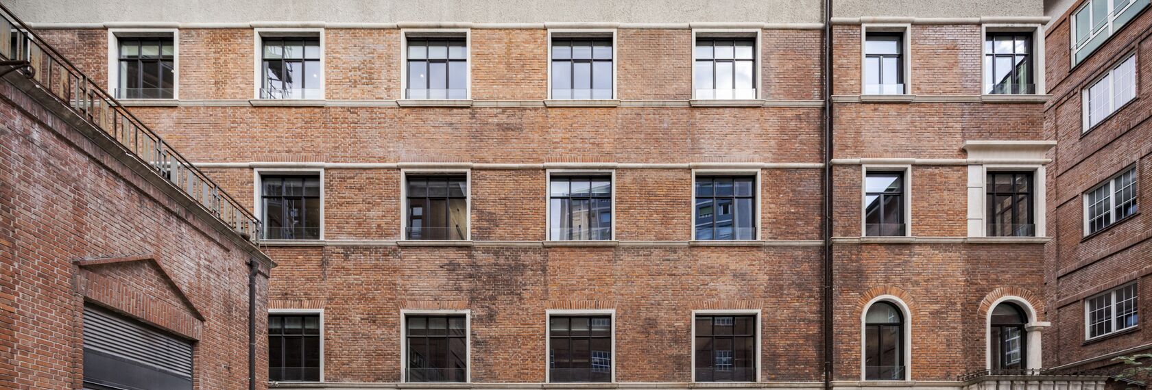 SlimLine 38 Finestre e SlimLine 38 Classic Finestre - Genertel HQ Stock Building situato in Trieste, Italia