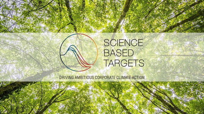 Logo della Science Based Targets initiative (SBTi) davanti alle cime verdi degli alberi.