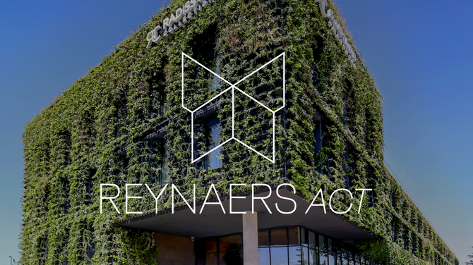 Logo Reynaers Act davanti alla facciata di un edificio verde. 