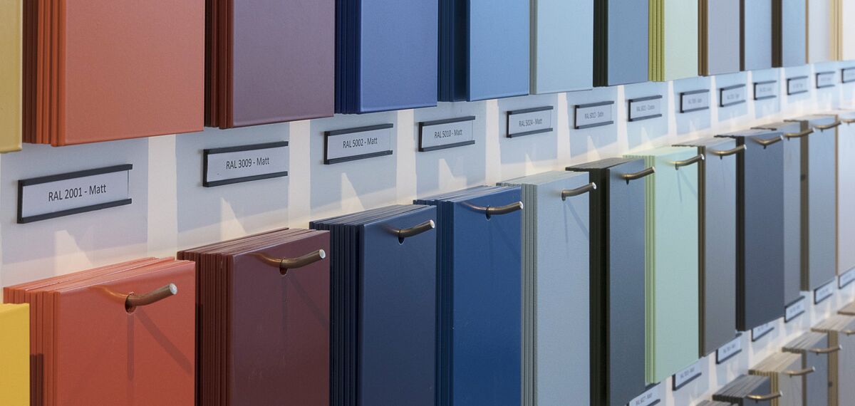 Primo piano della parete con i campioni di colore nella reynaers Experience Room.