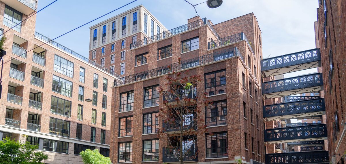 Edificio in mattoni e acciaio in un quartiere urbano moderno. 