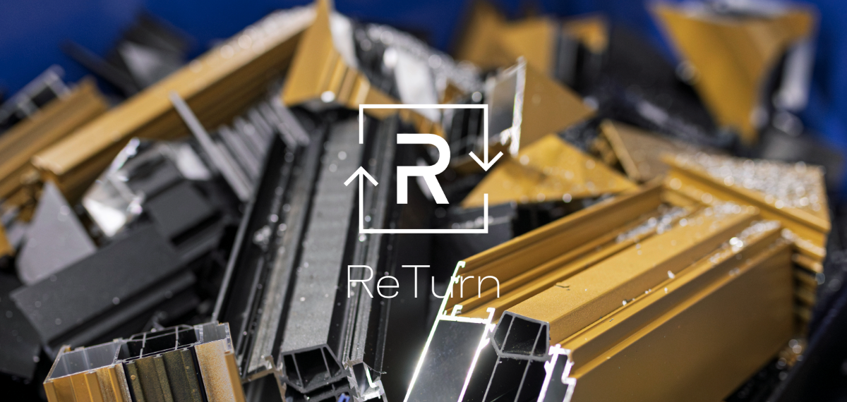 Logo ReTurn davanti a una pila di rottami di alluminio in un contenitore blu.