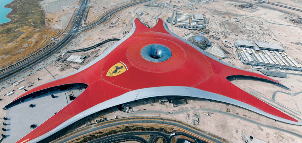 ConceptWall 86 Facciate continue - Race track Ferrari World Abu Dhabi situato in Abu Dhabi, Emirati Arabi Uniti