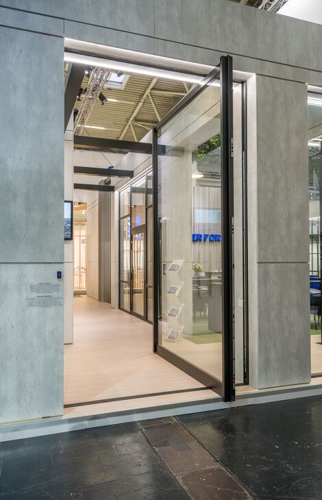 MasterLine-8-XL-Pivot-Door