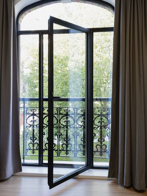 SlimLine 38 Balcony door che si apre sul balcone alla francese.