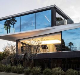 Casa moderna con grandi finestre Reynaers Aluminium e un design elegante e minimalista.