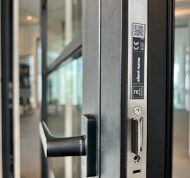 Etichetta DigiTrace personalizzata su porta nera. 