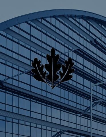 Logo LEED davanti a un edificio per uffici moderno.