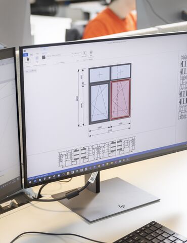 Modello BIM di una finestra sullo schermo di un computer in ufficio.