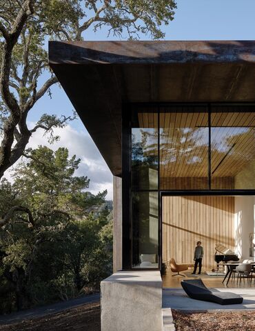 Moderna villa in cemento nella foresta.