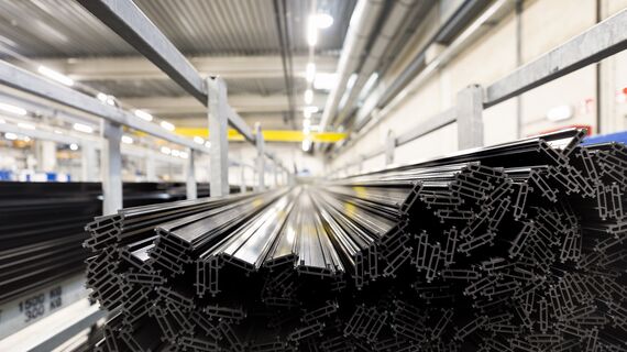 Barrette termiche sintetiche impilate in telai metallici all’interno del magazzino.