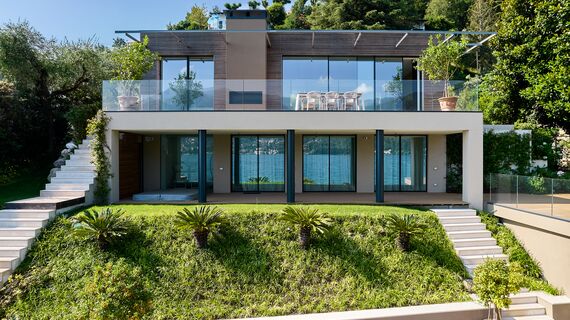 SlimLine 38 Finestre, MasterLine 8 Porte, HiFinity Sistemi scorrevoli, SlimPatio 68 Sistemi scorrevoli e MasterLine 8 Panel Door Porte - Villa HiFinity Garda Lake situato in Brescia, Italia