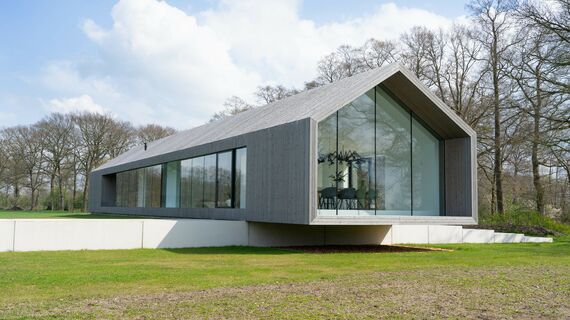 SlimLine 38 Porte, ConceptPatio 130 Sistemi scorrevoli e ConceptSystem 77 Finestre - The Floating House situato in Geesteren, Paesi Bassi