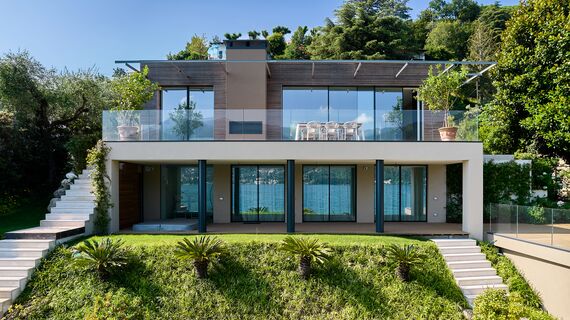 SlimLine 38 Finestre, MasterLine 8 Porte, HiFinity Sistemi scorrevoli, SlimPatio 68 Sistemi scorrevoli e MasterLine 8 Panel Door Porte - Villa HiFinity Garda Lake situato in Brescia, Italia