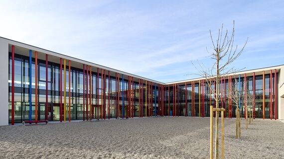 MasterLine 8 Finestre, MasterLine 8 Porte, MasterPatio Sistemi scorrevoli e ConceptWall 50 Facciate continue - Scuola primaria G. Marconi situato in Scorzè, Italia