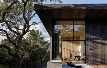  Villa moderna in cemento immersa nella foresta.